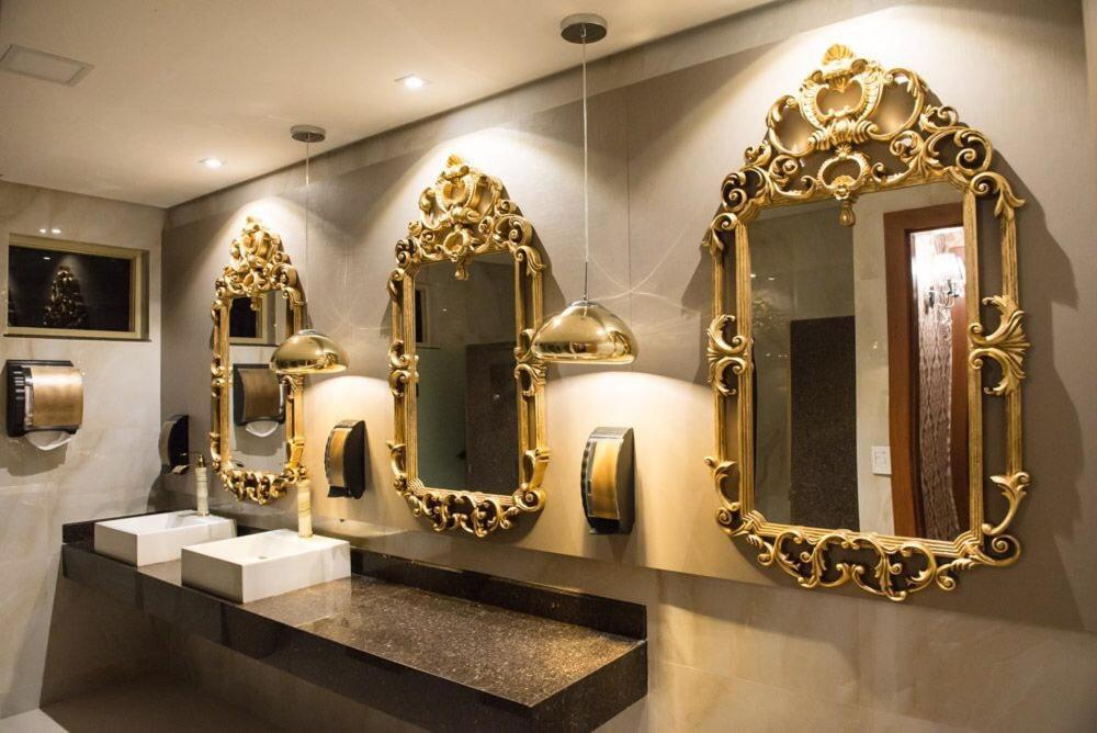 Golden Lis Hotel Boutique Goiania Bagian luar foto The bathroom at the restaurant